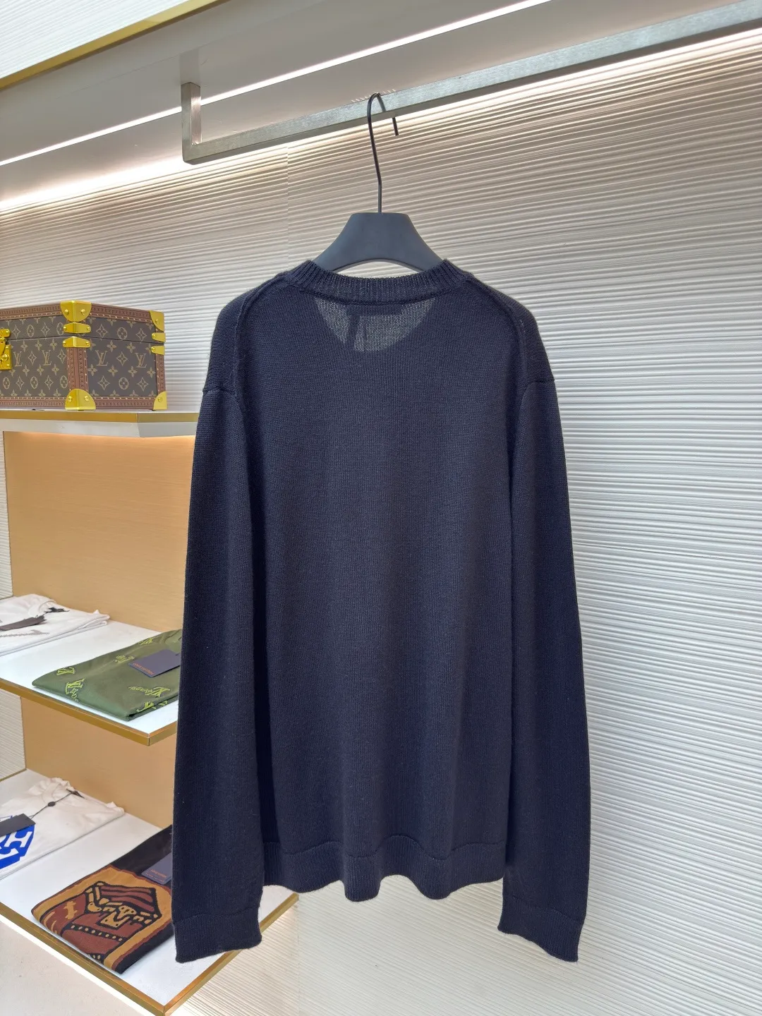 Acne Studios bow embroidered cardigan sweater ●Original version: Purchased and developed in 2988 ●Item number: 1680693-B15 ●Fabric: wool fabric ●Technology: Knitted production ●Version: Loose fit ●Weight: about 660 grams ●Size: S-M-L ●Description: Made of 6 strands of 26μm ultra-fine merino wool blended yarn, compoundly twisted through siro spinning technology to increase yarn strength by 40%. Air core wrapping process: Inject 0.1% gaseous silicone oil into the hollow layer of the yarn to reduce the weight of the fabric by 15% while maintaining the natural warmth of wool. Japan's Shima Seiki MFG-3.2 seven-gauge computerized flat knitting machine is used to knit an invisible rhombus interlayer with a thickness of 1.2mm through the triple interaction of floating thread + tuck stitch + hanging stitch. The cuffs adopt a 5→7G gradient gauge and are programmed to achieve a precise transition of adding 0.3 stitches per centimeter. The overall wiring is straight and delicate, the fabric is comfortable and soft, and the color is consistent without color difference. It can be matched with the same style to create a fashionable look and control various occasions. Customized accessories, complete with three standards, same style for men and women!